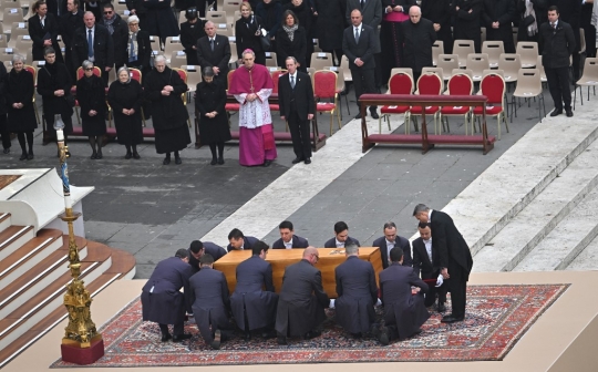 Paus Fransiskus Pimpin Misa Pemakaman Paus Benediktus XVI di Santo Petrus