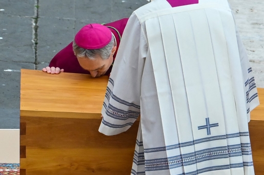 Paus Fransiskus Pimpin Misa Pemakaman Paus Benediktus XVI di Santo Petrus