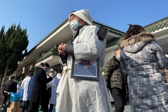 Tsunami Covid-19 Bikin Rumah Duka di Shanghai Kewalahan