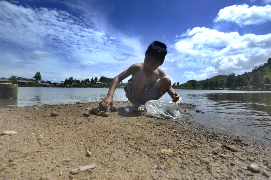 Potret Anak-Anak Pencari Kerang di Situ Rawa Gede