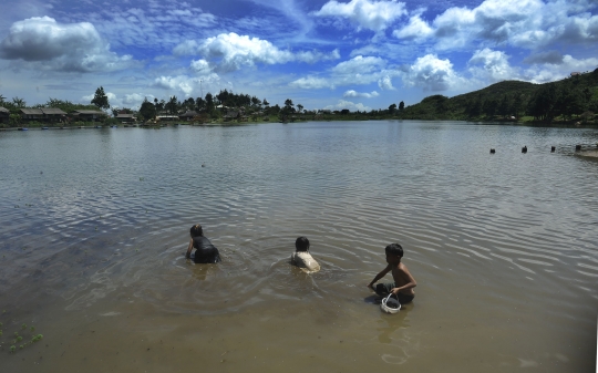 Potret Anak-Anak Pencari Kerang di Situ Rawa Gede