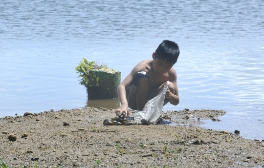 Potret Anak-Anak Pencari Kerang di Situ Rawa Gede