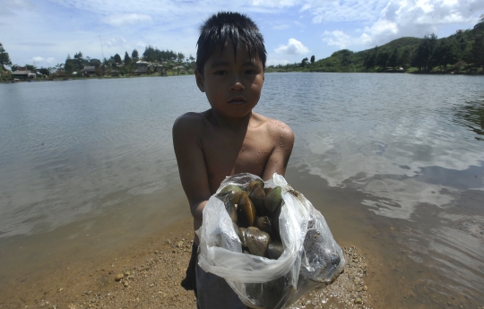 Potret Anak-Anak Pencari Kerang di Situ Rawa Gede