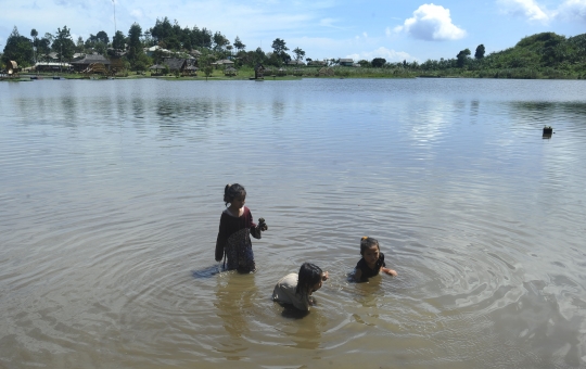 Potret Anak-Anak Pencari Kerang di Situ Rawa Gede