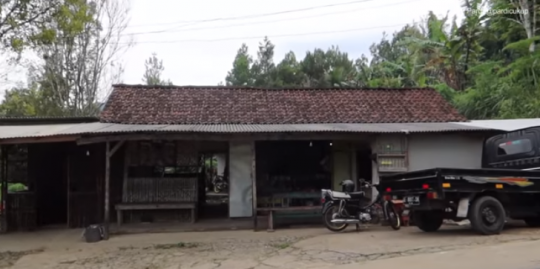 Jalan-jalan ke Warung Legendaris di Tengah Hutan Ramai Pengunjung, Penjualnya Cantik