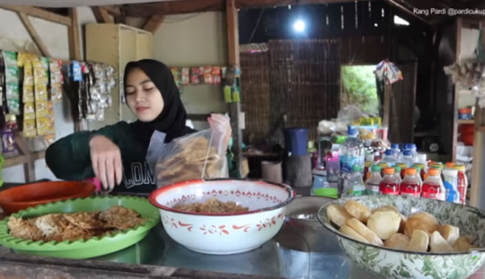 Jalan-jalan ke Warung Legendaris di Tengah Hutan Ramai Pengunjung, Penjualnya Cantik