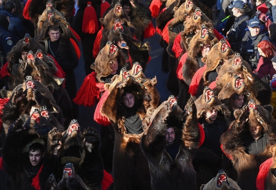Ritual Mengusir Roh Jahat dengan Tarian Kulit Beruang
