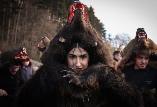 Ritual Mengusir Roh Jahat dengan Tarian Kulit Beruang