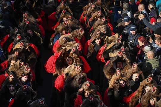 Ritual Mengusir Roh Jahat dengan Tarian Kulit Beruang