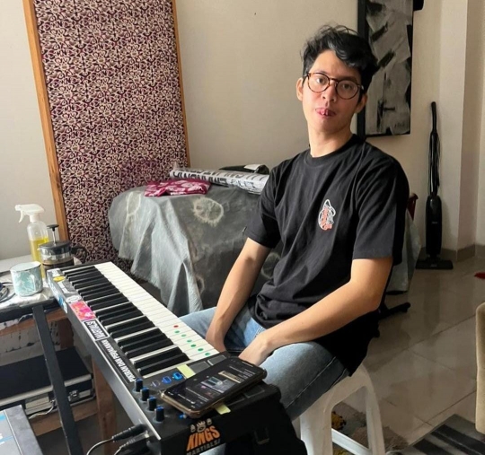 8 Potret Ganteng Tristan Juliano Adik Kevin Aprilio yang Juga Terjun ke Dunia Musik