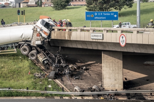 Hantam Beton Pembatas Jalan, Truk Tangki Hancur Tragis, Sopir Terjepit