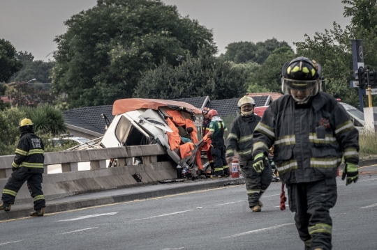 Hantam Beton Pembatas Jalan, Truk Tangki Hancur Tragis, Sopir Terjepit