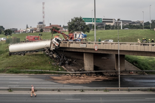 Hantam Beton Pembatas Jalan, Truk Tangki Hancur Tragis, Sopir Terjepit