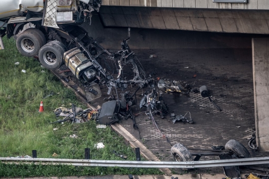 Hantam Beton Pembatas Jalan, Truk Tangki Hancur Tragis, Sopir Terjepit