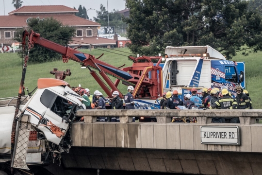 Hantam Beton Pembatas Jalan, Truk Tangki Hancur Tragis, Sopir Terjepit