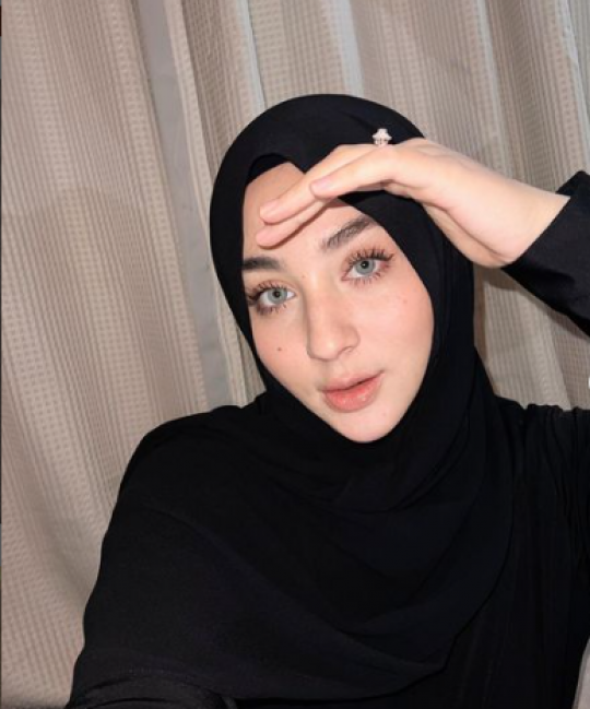 Intip Potret Margin Wieheerm dalam Balutan Hijab Pulang Umrah, Cantik dan Menawan