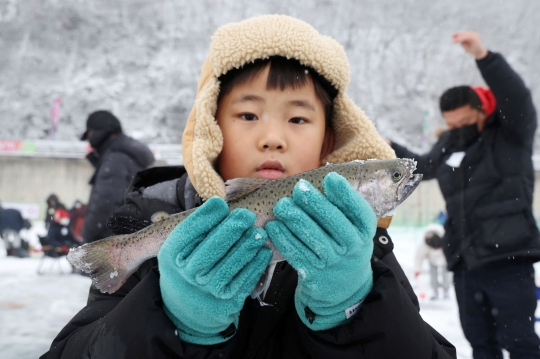 Dingin Ekstrem, Begini Bila Memancing Ikan di Sungai Beku Korea Selatan