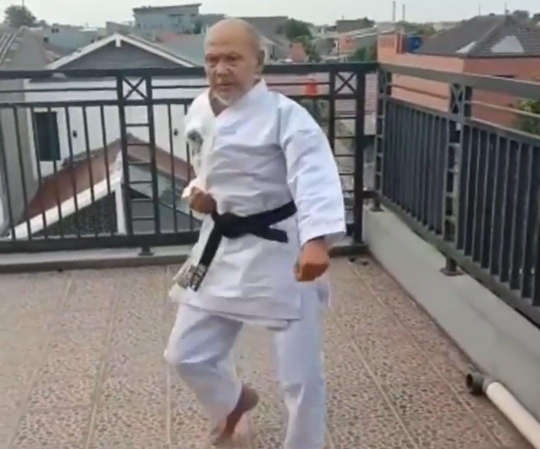 Lama Tak Muncul di Layar Kaca, Begini Potret Aktor Wingky Harun Pakai Baju Karate