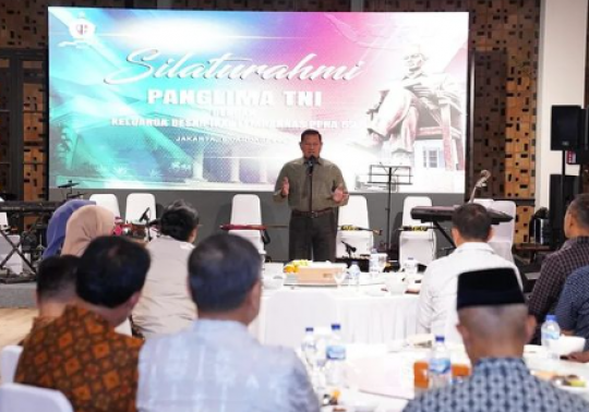 Penampilan Beda Panglima TNI & Kasad Dudung, Duduk Bersama Tanpa Seragam Loreng