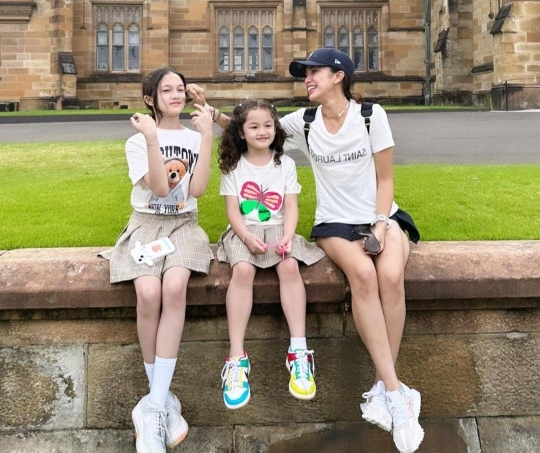 10 Potret Anak-anak Ussy & Andhika di Australia, Elea Cantik Dipuji Bak Artis Korea