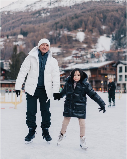 Liburan di Swiss, Ini 7 Momen Lucu Gempi Ajari Papa Gading Main Ice Skating
