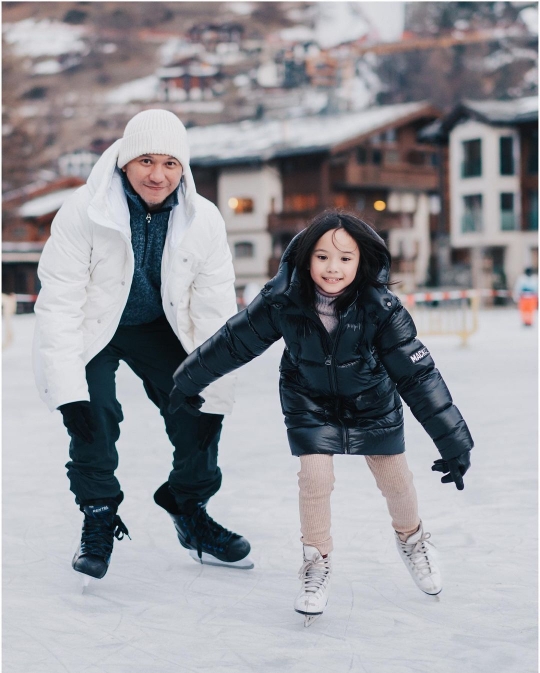 Liburan di Swiss, Ini 7 Momen Lucu Gempi Ajari Papa Gading Main Ice Skating