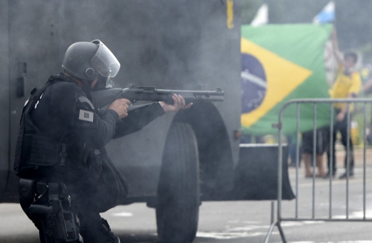 Mencekam, Polisi Tembaki Massa Penyerbu Istana Presiden Brasil dengan Shotgun