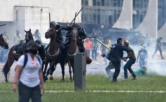 Mencekam, Polisi Tembaki Massa Penyerbu Istana Presiden Brasil dengan Shotgun