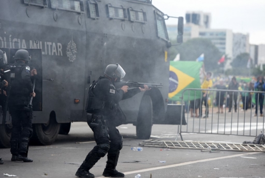 Mencekam, Polisi Tembaki Massa Penyerbu Istana Presiden Brasil dengan Shotgun