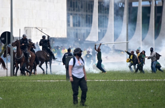 Mencekam, Polisi Tembaki Massa Penyerbu Istana Presiden Brasil dengan Shotgun