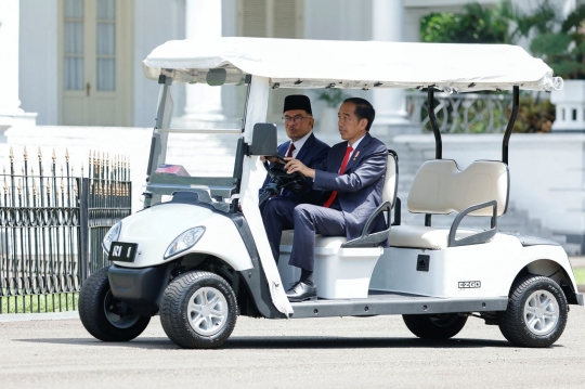 Berkunjung ke Istana Bogor, Jokowi Sopiri PM Malaysia Anwar Ibrahim Naik Mobil Buggy