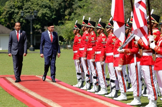 Berkunjung ke Istana Bogor, Jokowi Sopiri PM Malaysia Anwar Ibrahim Naik Mobil Buggy