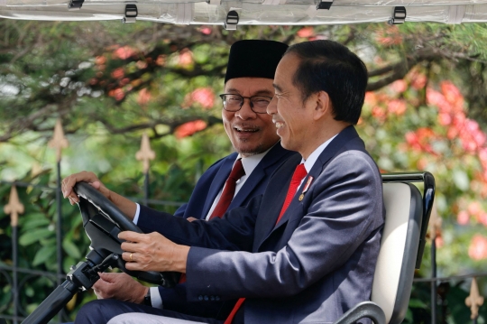 Berkunjung ke Istana Bogor, Jokowi Sopiri PM Malaysia Anwar Ibrahim Naik Mobil Buggy