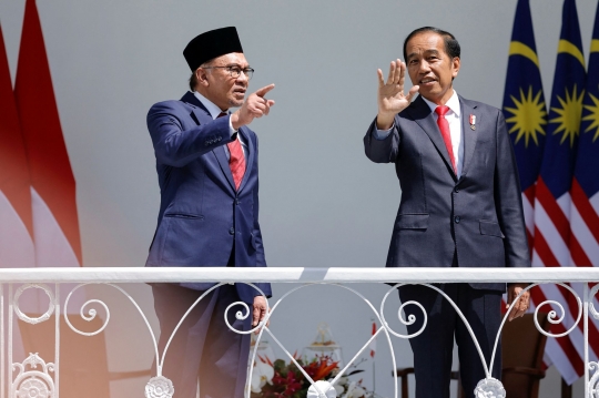 Berkunjung ke Istana Bogor, Jokowi Sopiri PM Malaysia Anwar Ibrahim Naik Mobil Buggy