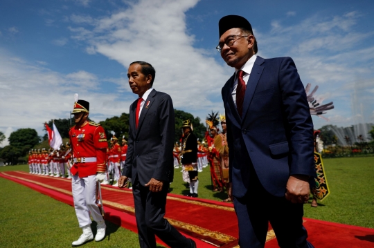 Berkunjung ke Istana Bogor, Jokowi Sopiri PM Malaysia Anwar Ibrahim Naik Mobil Buggy