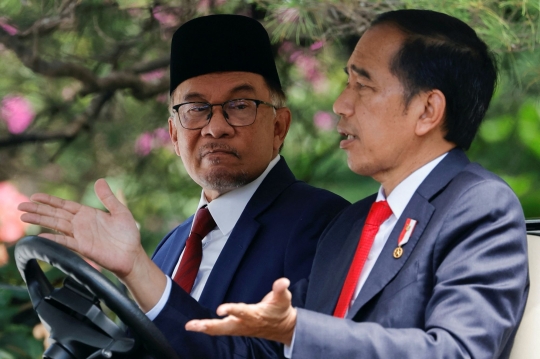 Berkunjung ke Istana Bogor, Jokowi Sopiri PM Malaysia Anwar Ibrahim Naik Mobil Buggy