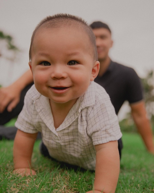 Potret Lucu Baby Izz Anak Nikita Willy Tersenyum, Netizen 'Copy Paste Bapaknya'