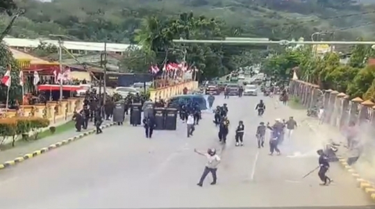 Lukas Enembe Ditangkap, Kericuhan Pecah di Depan Mako Brimob Kotaraja Papua