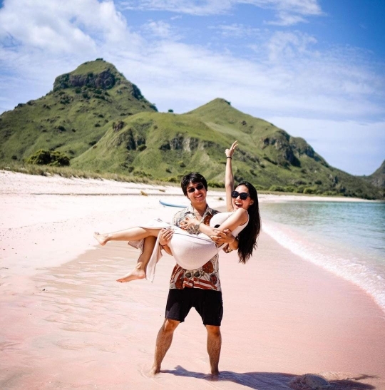 Arbani Yasiz Gendong Mesra Pacar di Pinggir Pantai Bikin Gemas, Ditanya Kapan Nikah