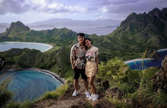 Arbani Yasiz Gendong Mesra Pacar di Pinggir Pantai Bikin Gemas, Ditanya Kapan Nikah