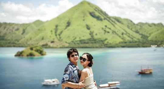 Arbani Yasiz Gendong Mesra Pacar di Pinggir Pantai Bikin Gemas, Ditanya Kapan Nikah