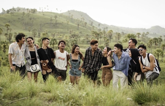 Arbani Yasiz Gendong Mesra Pacar di Pinggir Pantai Bikin Gemas, Ditanya Kapan Nikah