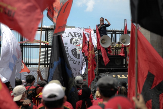 Massa Buruh Tuntut DPR Tolak Perppu Cipta Kerja