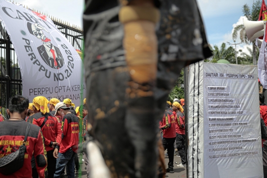 Massa Buruh Tuntut DPR Tolak Perppu Cipta Kerja