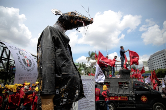 Massa Buruh Tuntut DPR Tolak Perppu Cipta Kerja