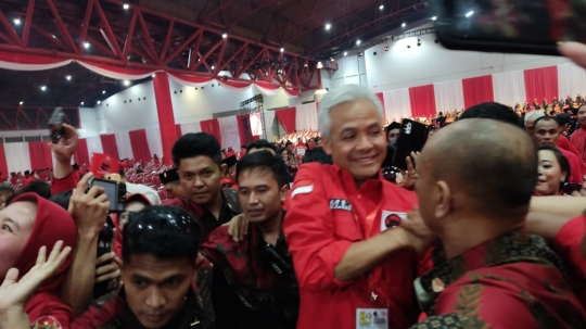 Senyum Lebar Ganjar di HUT PDIP, Diserbu Kader dan Diteriaki Presiden