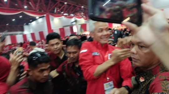 Senyum Lebar Ganjar di HUT PDIP, Diserbu Kader dan Diteriaki Presiden