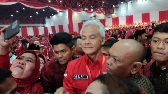 Senyum Lebar Ganjar di HUT PDIP, Diserbu Kader dan Diteriaki Presiden