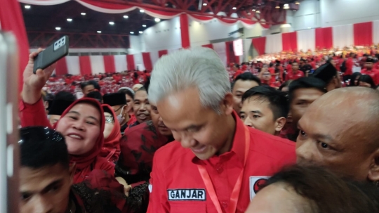 Senyum Lebar Ganjar di HUT PDIP, Diserbu Kader dan Diteriaki Presiden