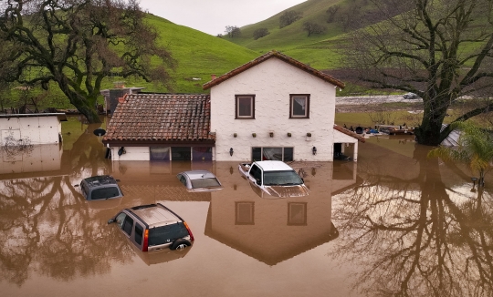 Terjangan Badai Bom Hantam California, Picu Banjir dan Tewaskan 12 Orang